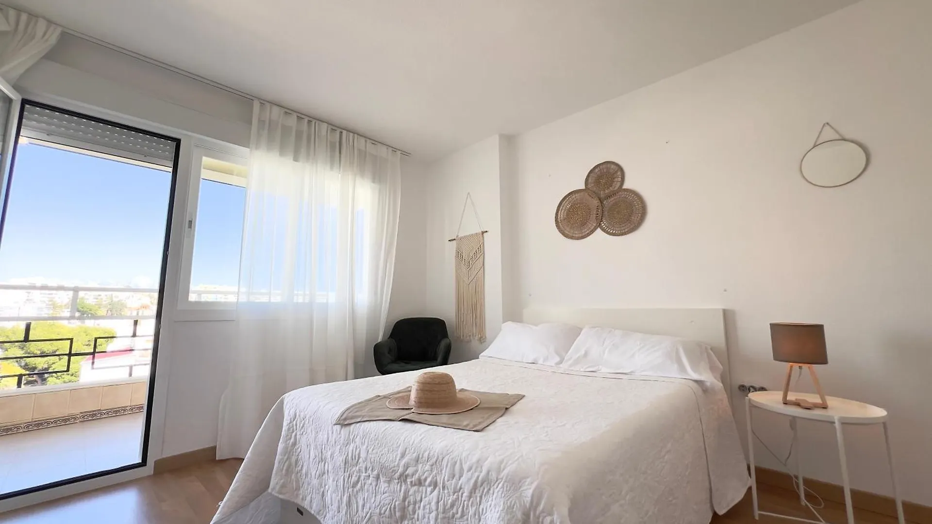 Apartament En Carihuela Con Vistas Y Plaza De Garaje, Nucleo Cristal Torremolinos Hiszpania